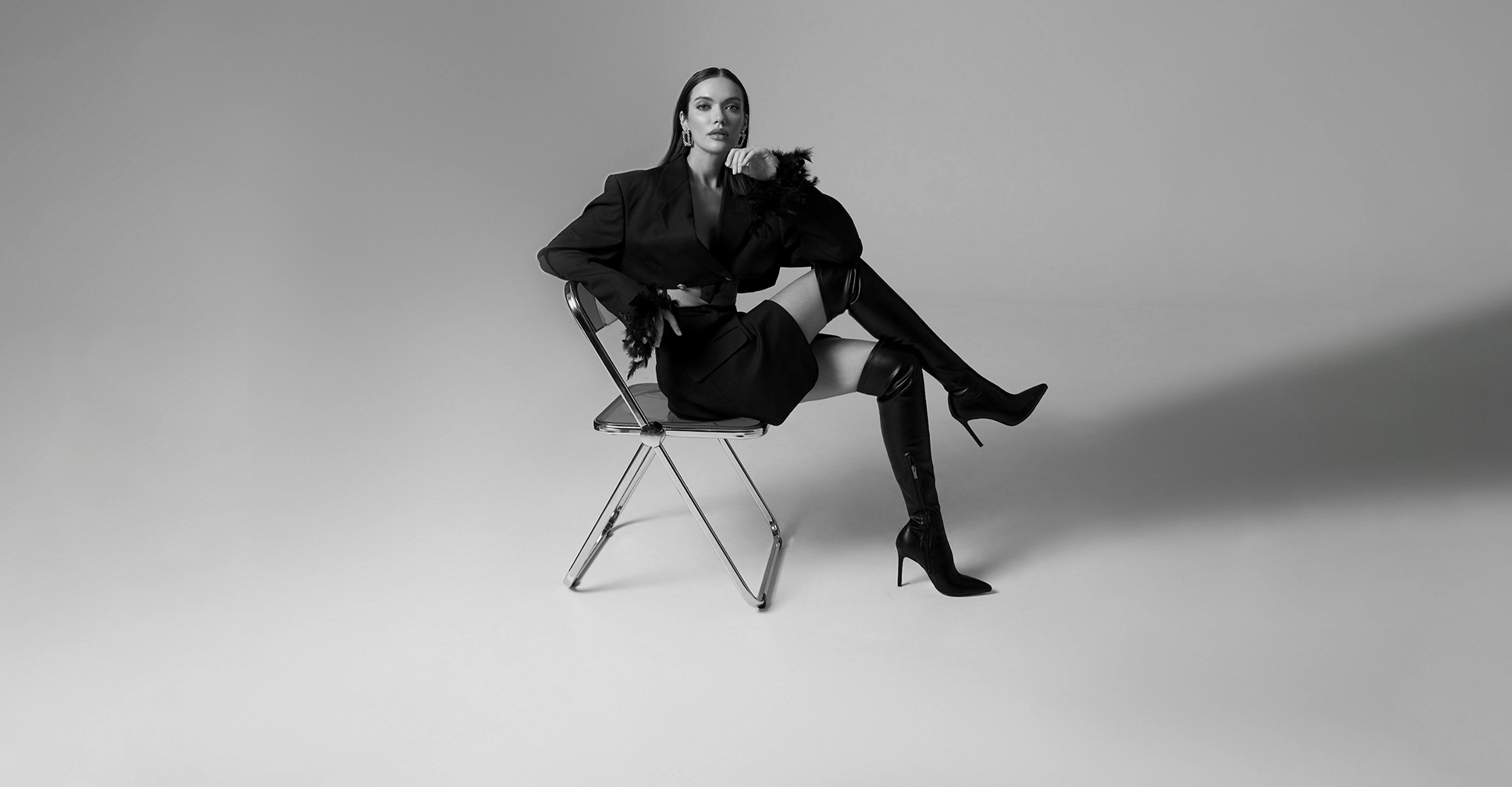 Модель в модной одежде для женщин